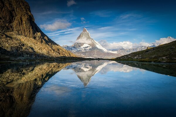 Reflexion des Berges im Alpensee