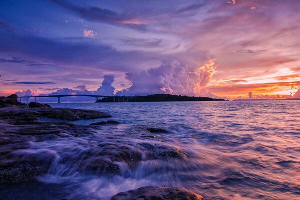 Hermosa puesta de sol en un mar de pasiones