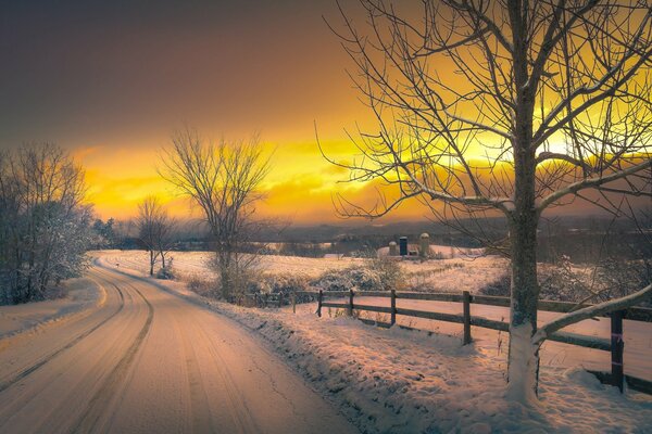 Winterstraße am Abend