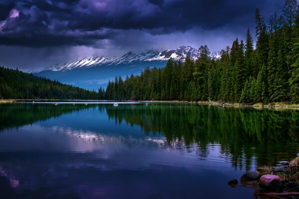 La superficie del lago en el crepúsculo