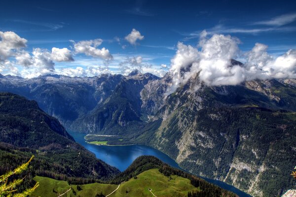 die Bayerischen Alpen. Draufsicht auf Berge, Felder und Wälder