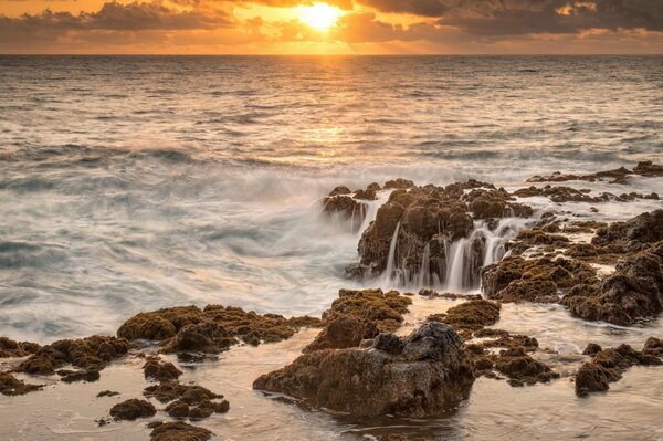 Prkvosuperba baia al tramonto, tramonto e Baia magica, racqua trasparente di una bellissima baia, baia e tramonto sulla riva