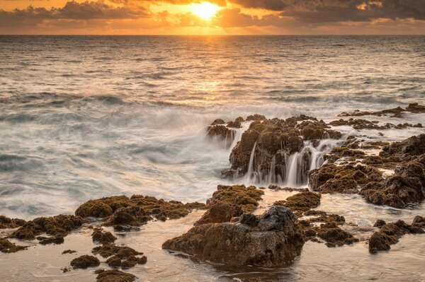 O zachodzie słońca, o zachodzie słońca i magiczna Zatoka, rprzezroczysta woda pięknej zatoki, zatoka i zachód słońca na brzegu
