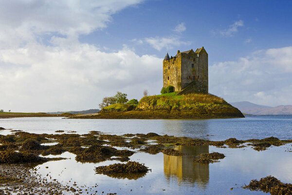 Stalker Castle am Loch Lynn Lake in Schottland