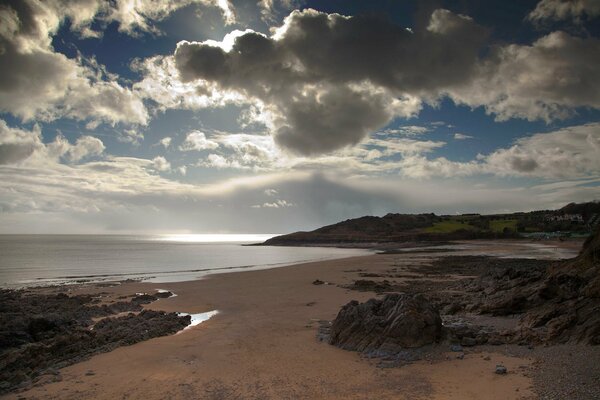 Strand, wo das Meer Steine Sand