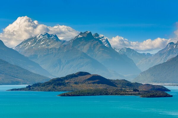 Wakatipu-See vor dem Hintergrund eines Berges in Neuseeland