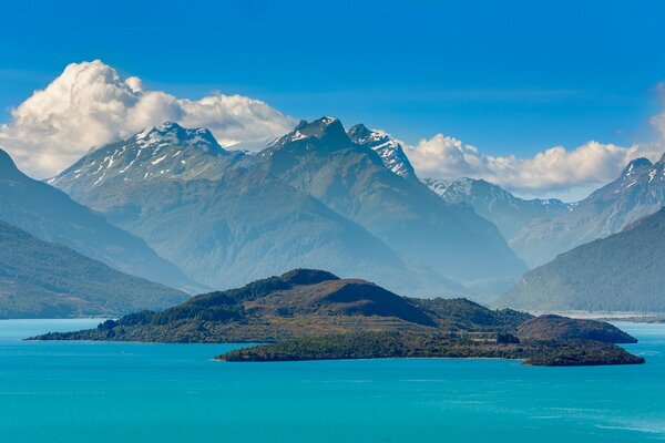 Озеро вакатипу на фоне горы в Новой Зеландии
