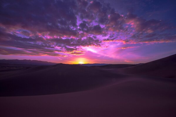 Amanecer en el desierto, duna de arena