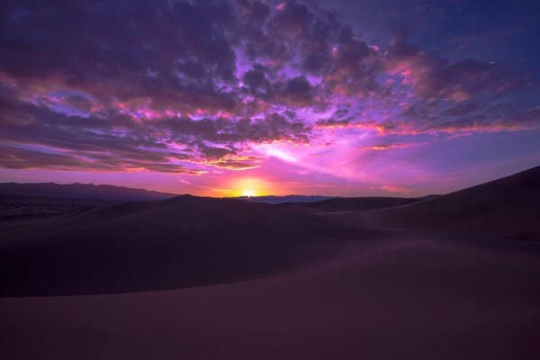 Aube dans le désert, dune de sable