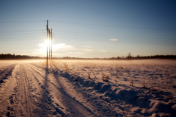 Winterstraße unter der Sonne