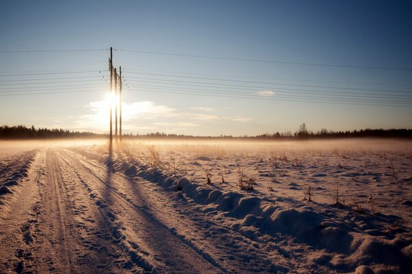 Camino de invierno bajo el sol