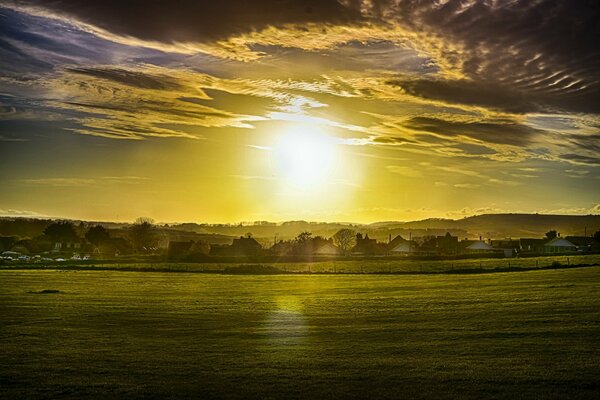 Nuvole stratificate e sole al tramonto