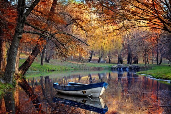 Bateau oublié dans l étang d automne