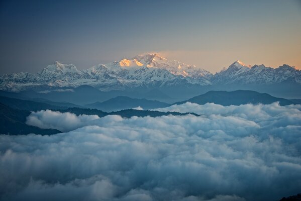 Temprano en la mañana en la cima del Himalaya