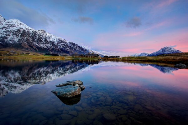 La superficie de un lago transparente entre las montañas