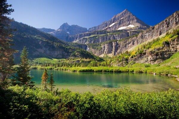 Malerischer See und Berge vor dem Hintergrund des klaren Himmels