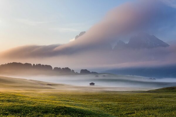 Hermosa niebla en el campo italiano