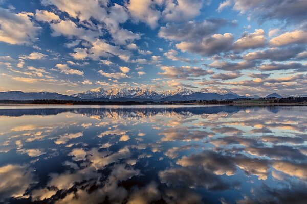 Viele Wolken spiegeln sich im See wider