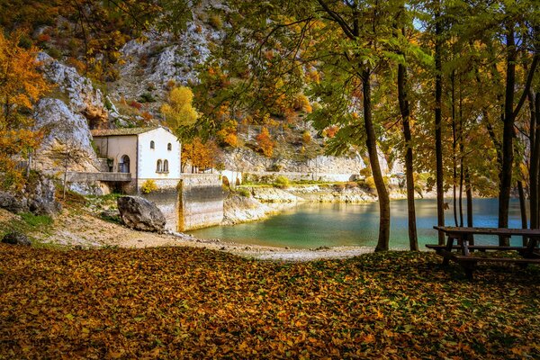 Paesaggio con casa e panchina