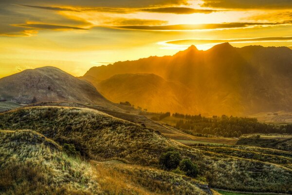 Cielo amarillo sobre montañas pintorescas