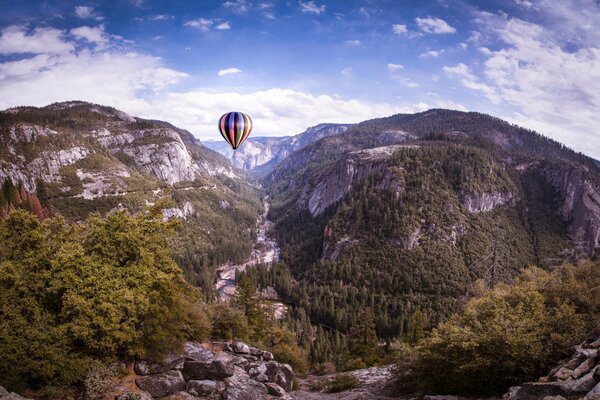 Kalifornien, Yosemite. Ein Ballon steigt über Felsen auf