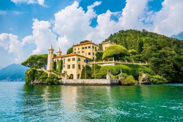 Île verte avec un château au bord de l eau