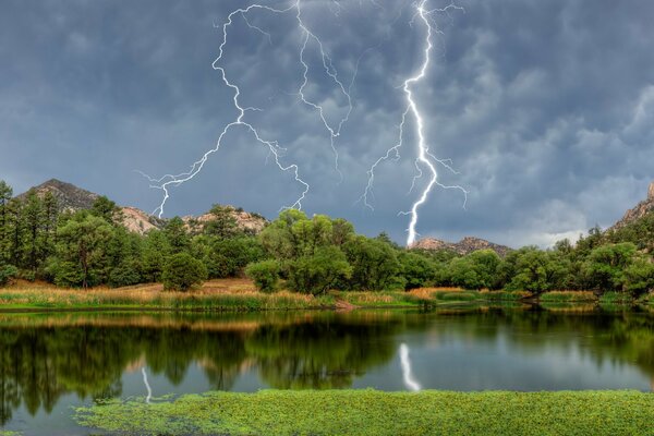 Gewitter an einem Waldsee in Arizona