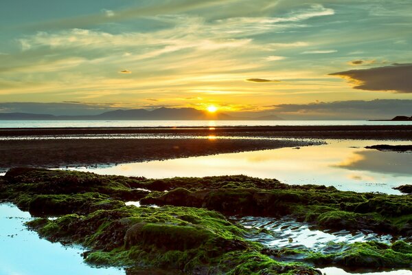 Baie sur fond de coucher de soleil