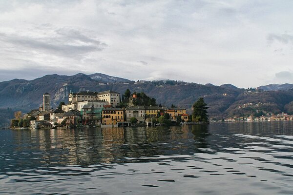 Wspaniały widok na wyspę San Giulio