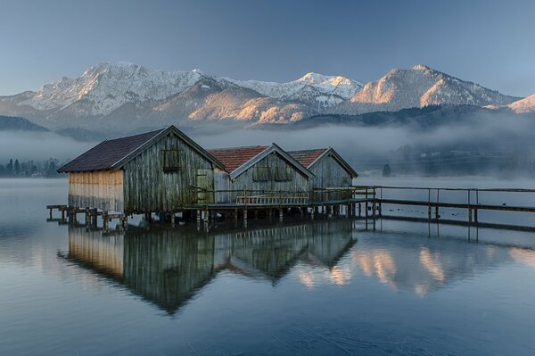 Cabanes en bateau le matin sur le lac