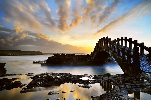 Beau pont inhabituel, pont fantastique beau, aube et pont inhabituel, paysage fantastique et baie