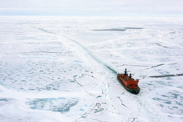 Landschaft über einen Eisbrecher im Winter im Norden