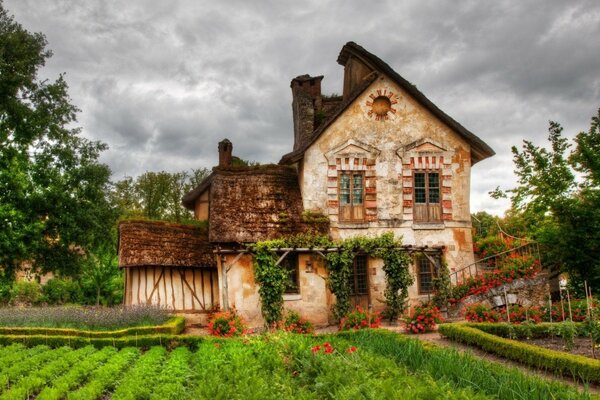 Maison de campagne sur fond de ciel nuageux