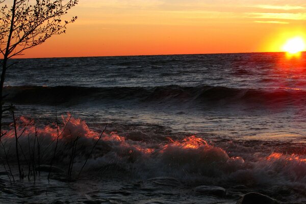 Éclaboussures de vagues sur fond de coucher de soleil