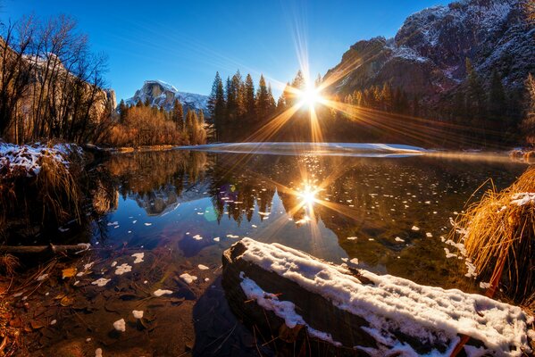 Lago en las montañas en el parque de Yosemite