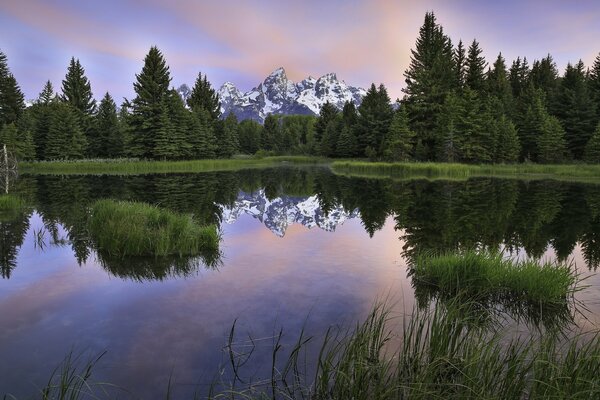 El lago de montaña te deleita