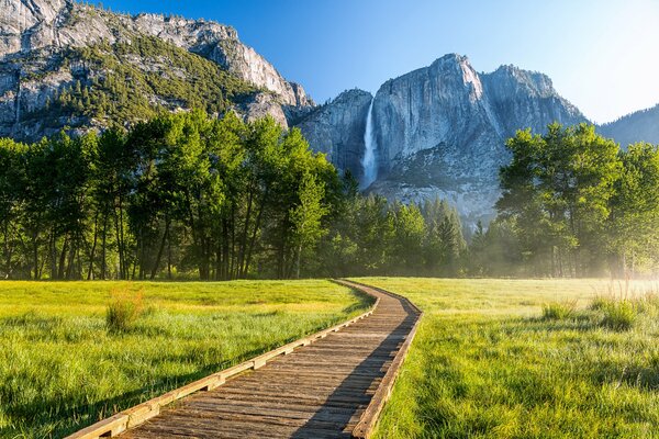 Piste menant à une cascade en Californie