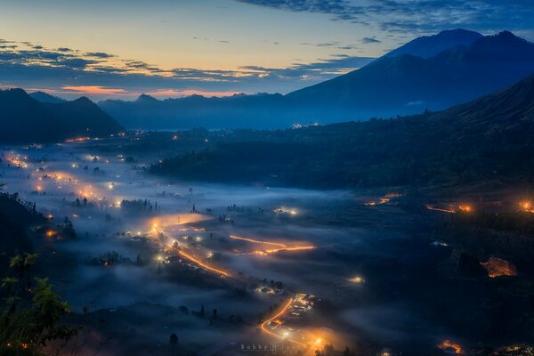 Route lumineuse de Bali dans les montagnes