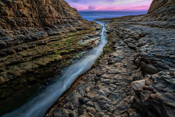 L acqua scorre su una crepa nella roccia