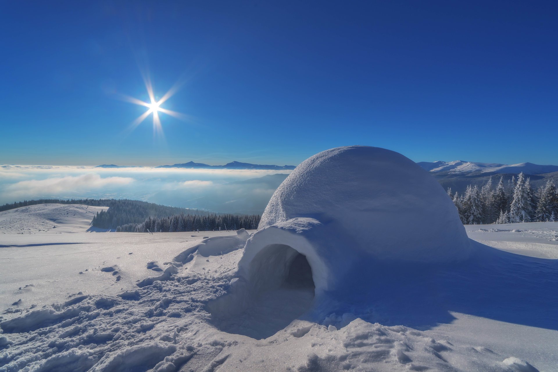 krajobraz śnieg dom igloo ze śniegu lodu kopuła mieszkanie bezgraniczne śnieżne przestrzenie góry lasy niebo słońce piękne tło rozmycie bokeh tapeta