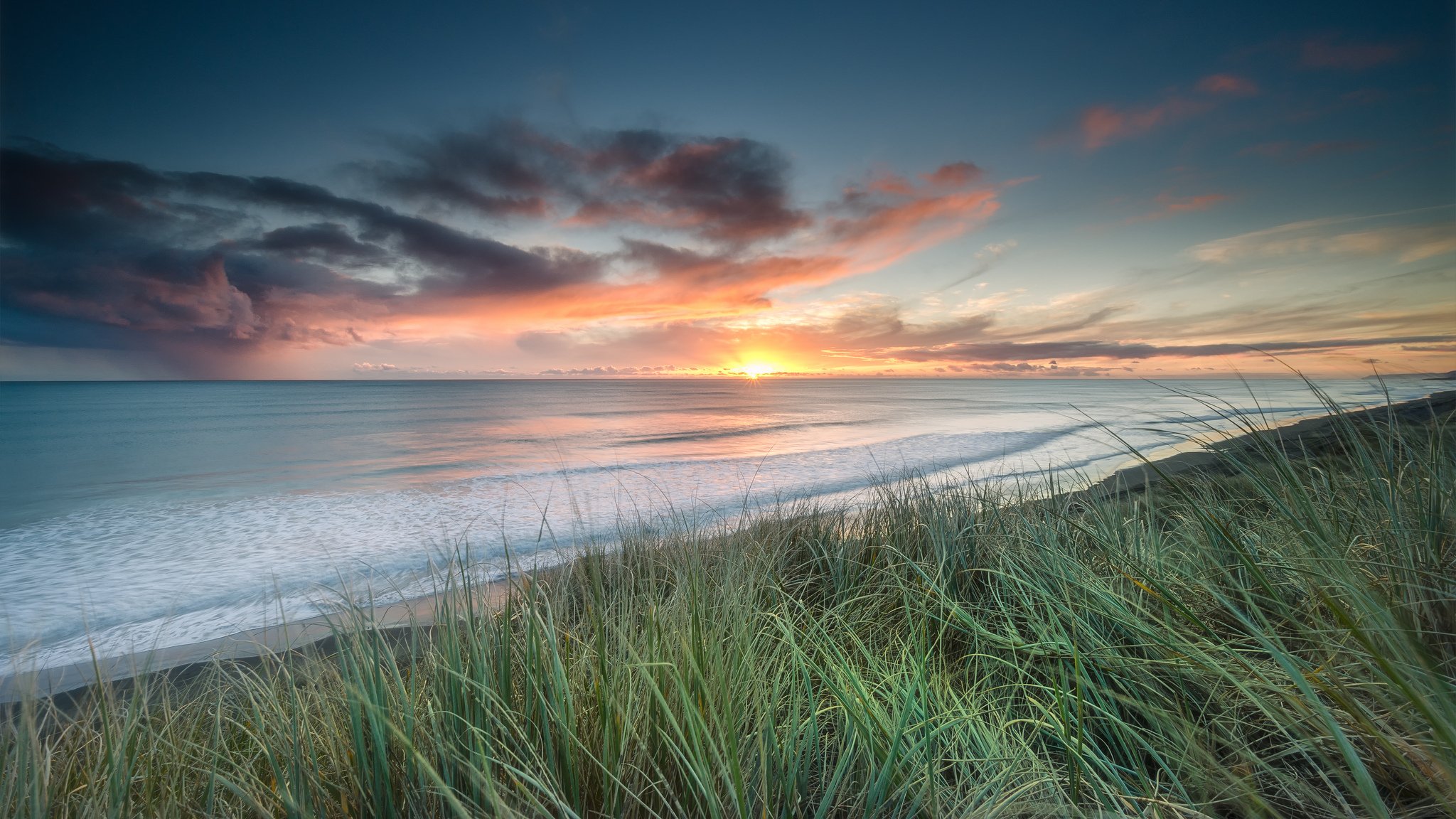 nouvelle-zélande rivière waikato estuaire plage herbe soleil coucher de soleil