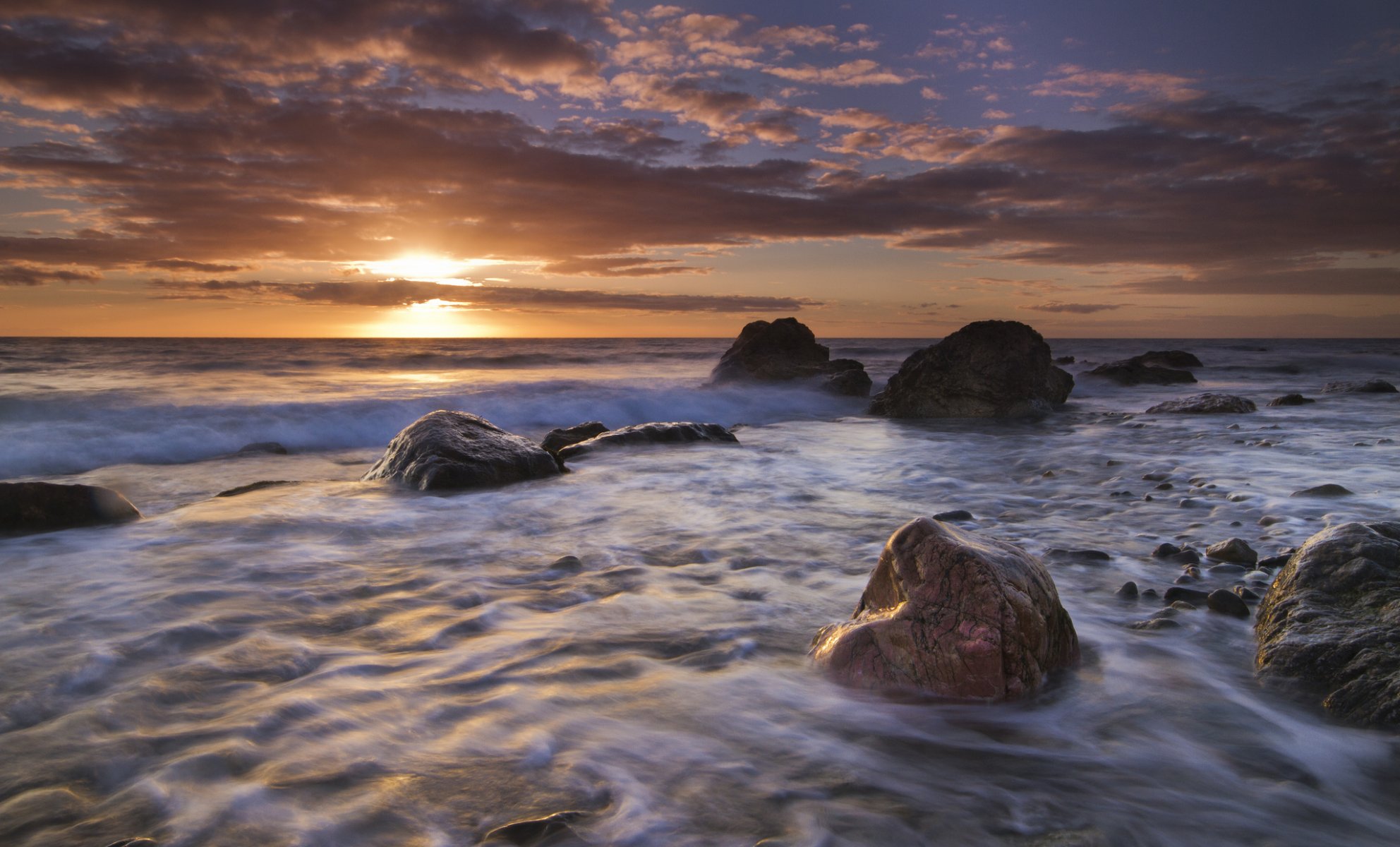 porth towyn walia anglia morze irlandzkie zachód słońca kamienie