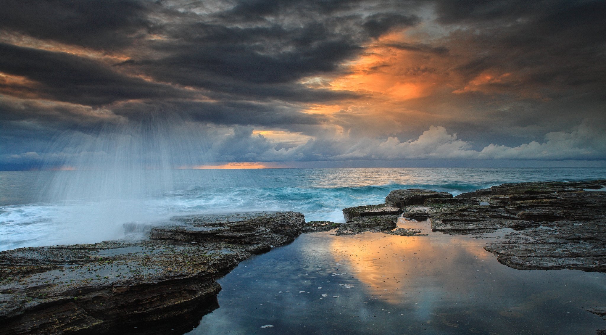 paysage aube pierres côte vagues ciel nuages