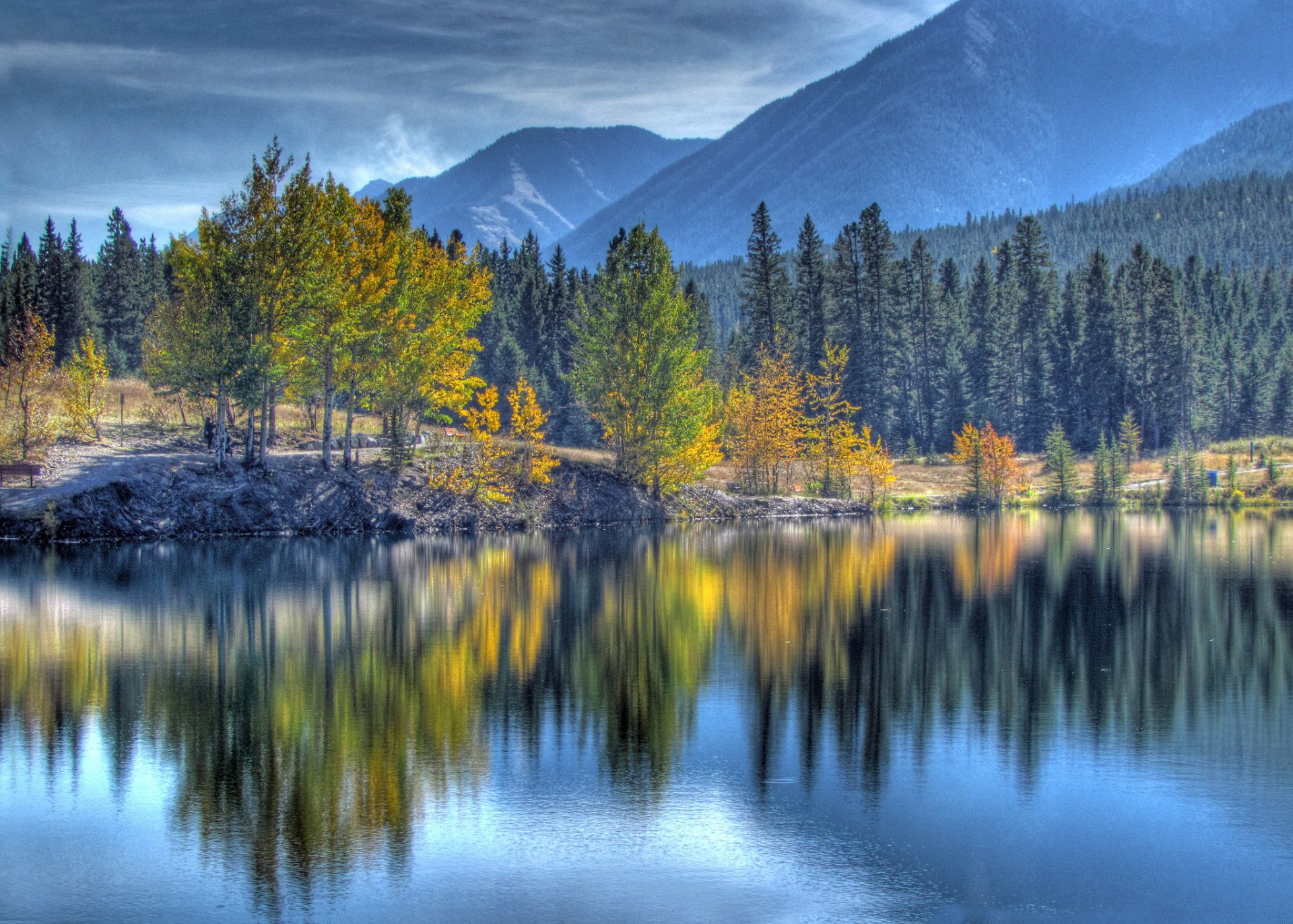 canmore alberta canada ciel montagnes lac arbres automne réflexion