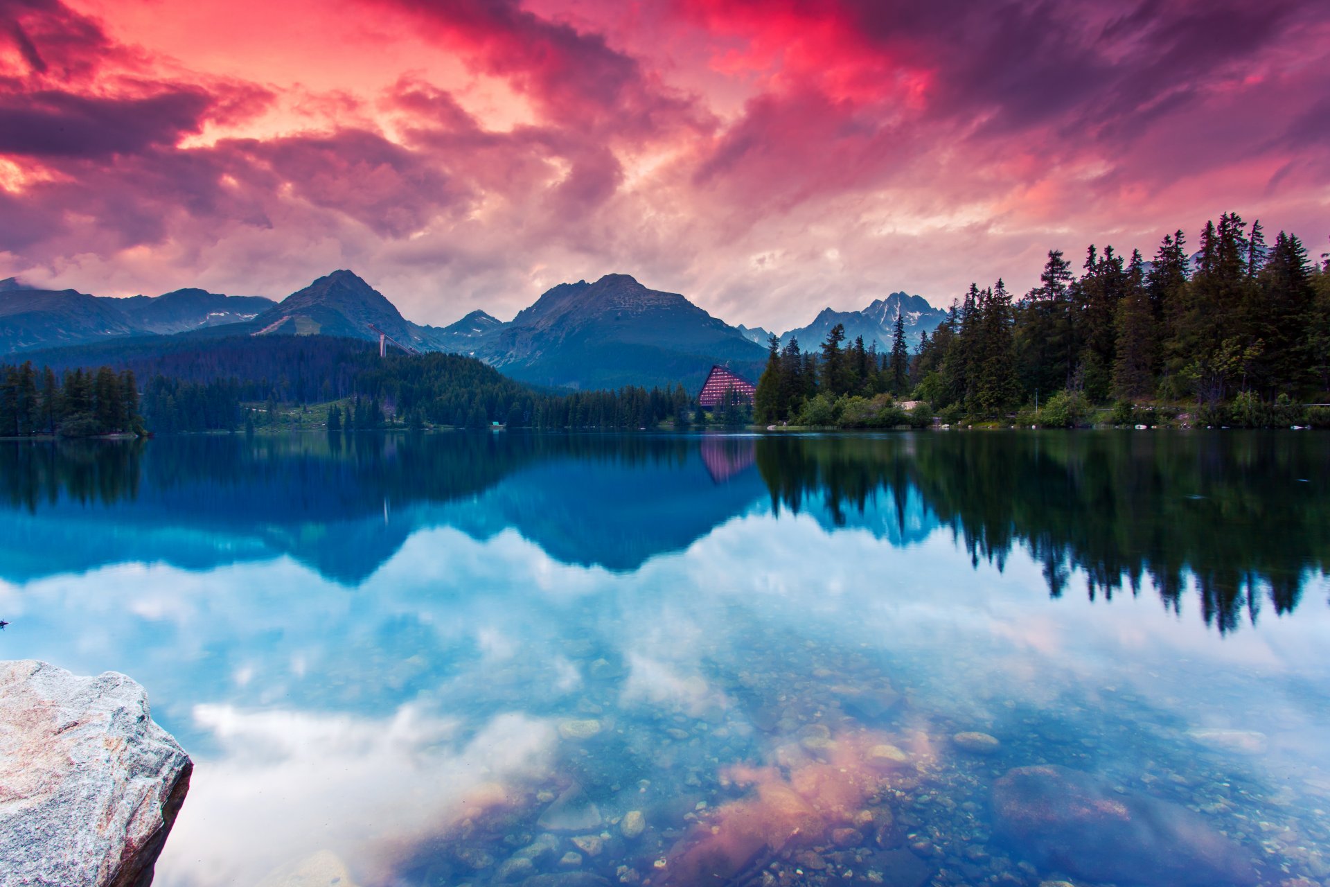 lago di montagna montagne alberi sera paesaggio