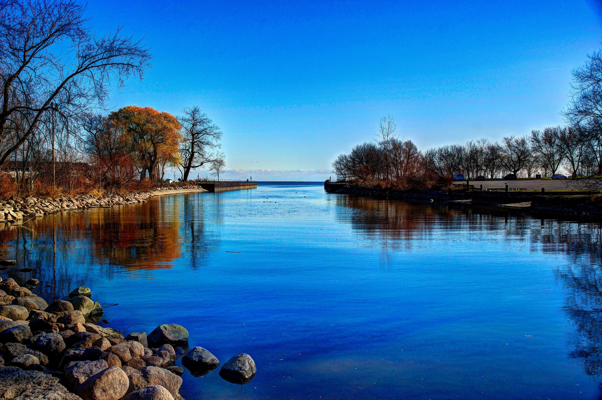 herbst rückstau ufer steine böschung bäume himmel horizont