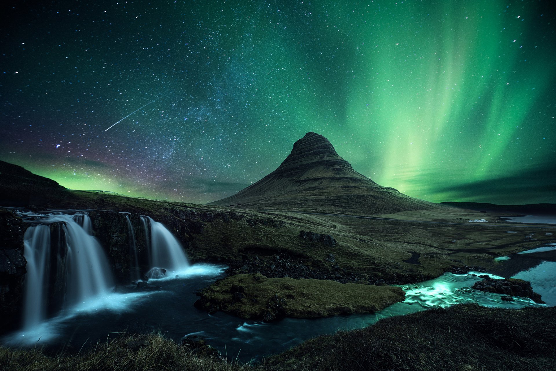 исландия kirkjufell гора вулкан скалы водопад снег ночь звезды метеор комета северное сияние