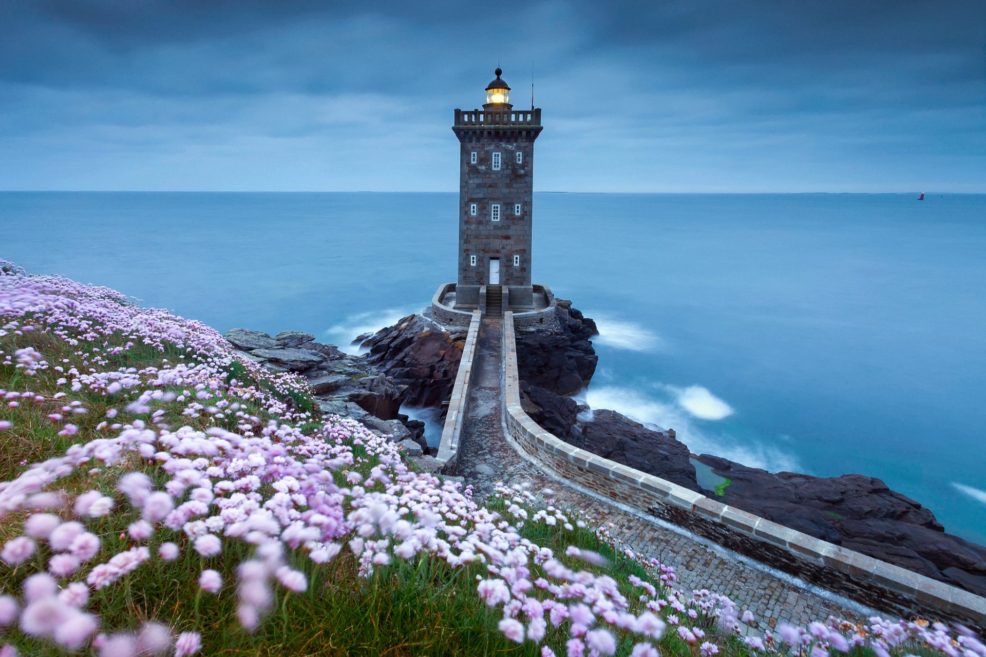 mare faro rocce riva fiori