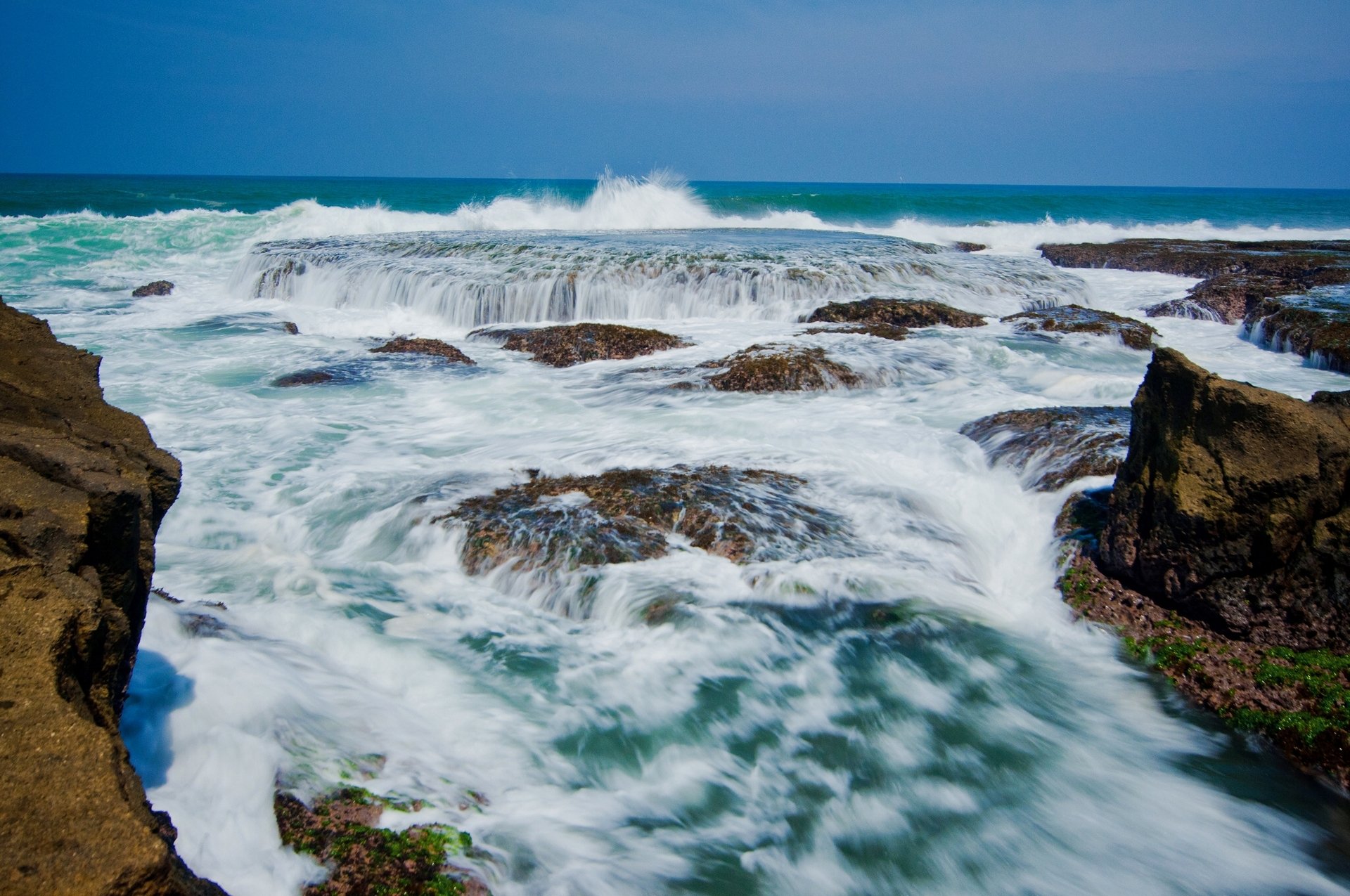 awarna plaża jawa zachodnia indonezja ocean indyjski jawa skały fale wybrzeże