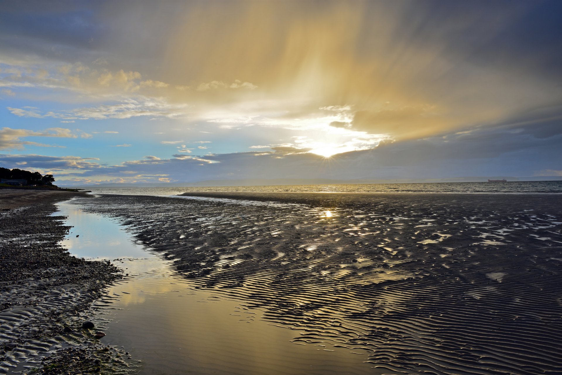 mer plage nuages soleil rayons soir